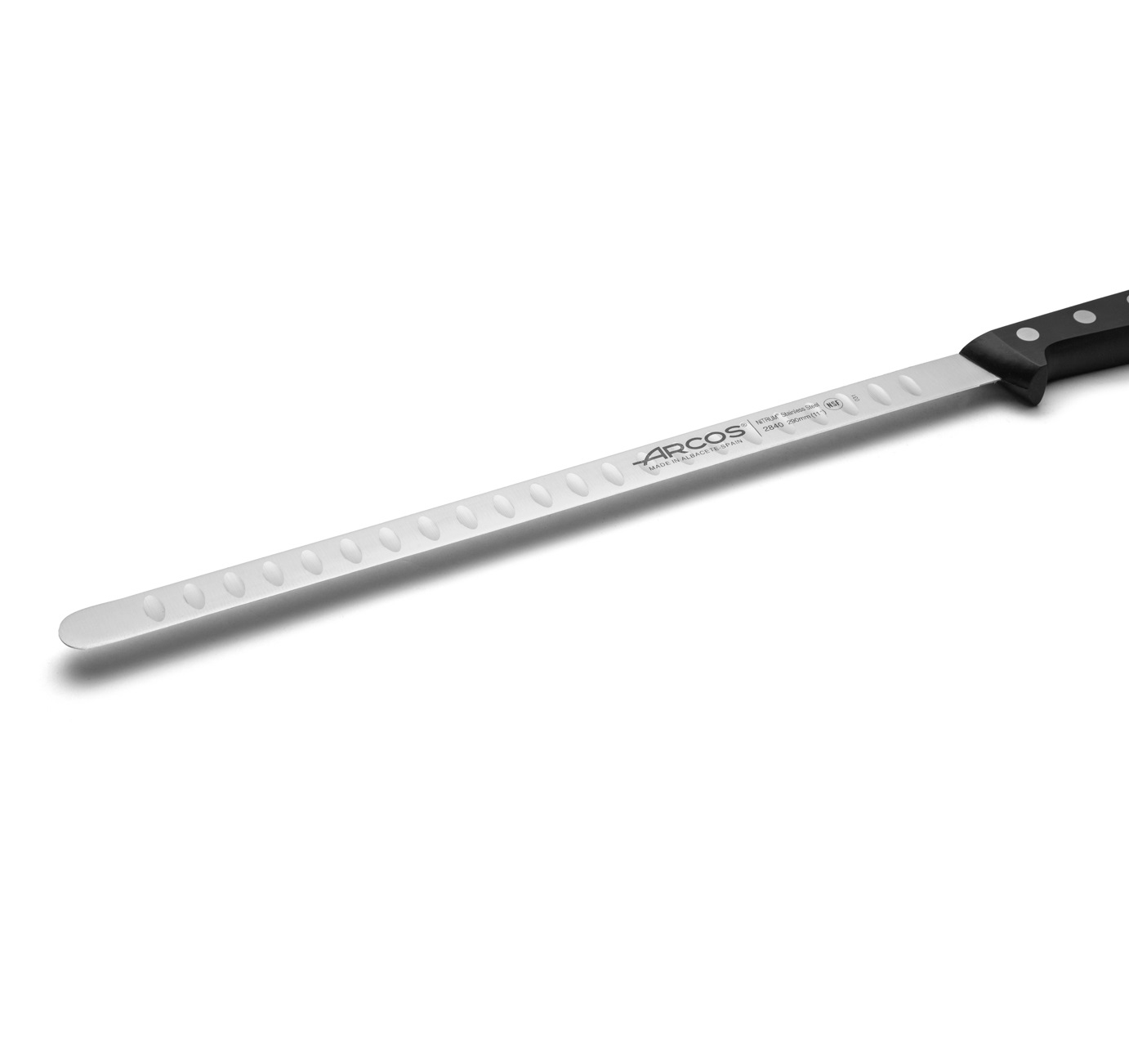 Cuchillo de salmón con punta redonda Arcos con hoja alveolada de 29 cm serie Universal con mango negro