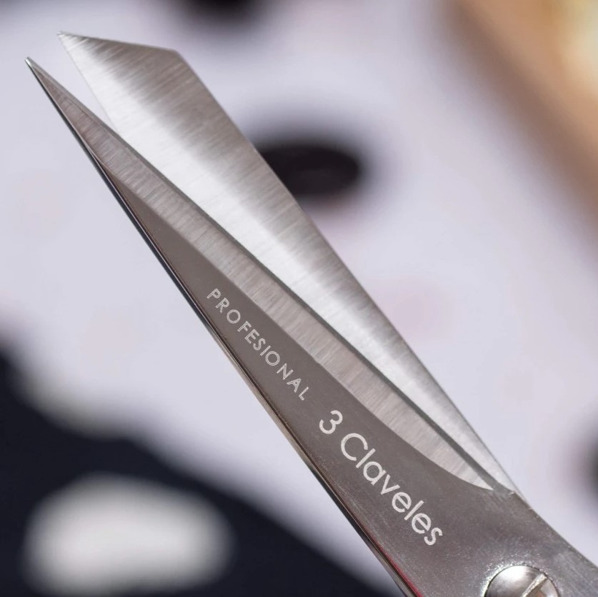 Tijeras BH Varios usos de 19 cm con mango de nylon negro 3 Claveles