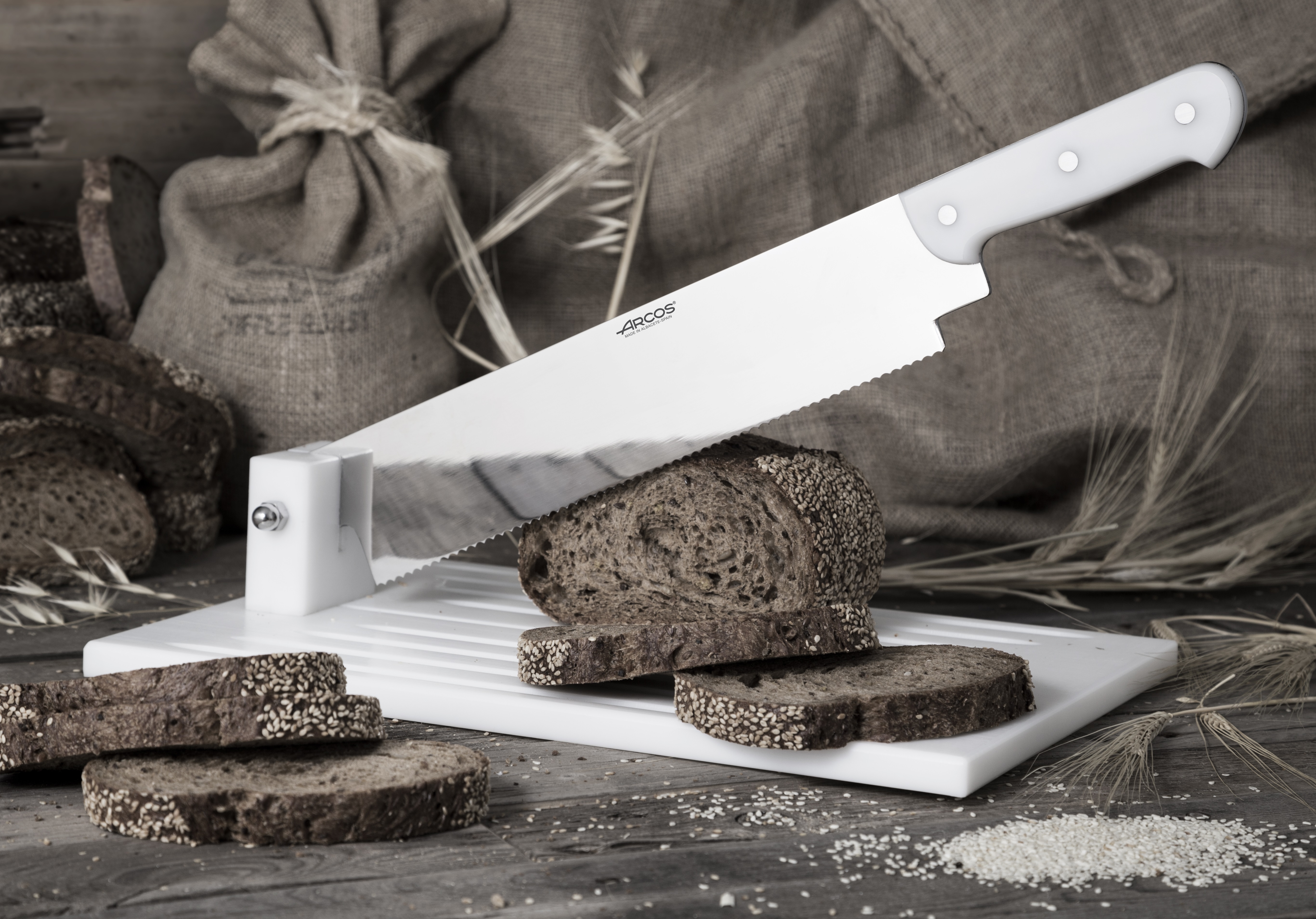 Arcos bread board with 44cm serrated knife