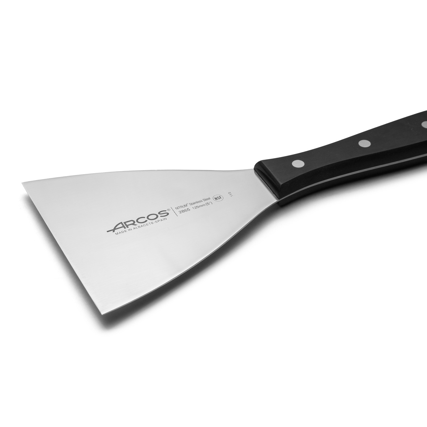 Spatule triangulaire universelle Arcos, en polyoxyméthylène noir, lame de 125 x 120 mm