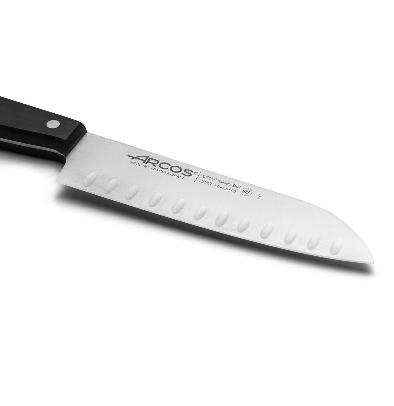 Arcos Universal Santoku-Messer mit 170 mm langer, durchgehender Hohlkernklinge und schwarzem Polypropylengriff