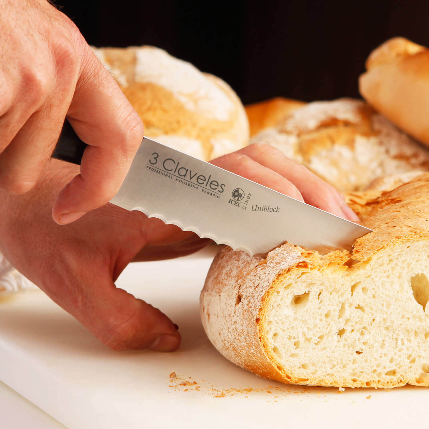 Cuchillo panero enterizo con hoja dentada de 20 cm y mango de pom negro 3 Claveles