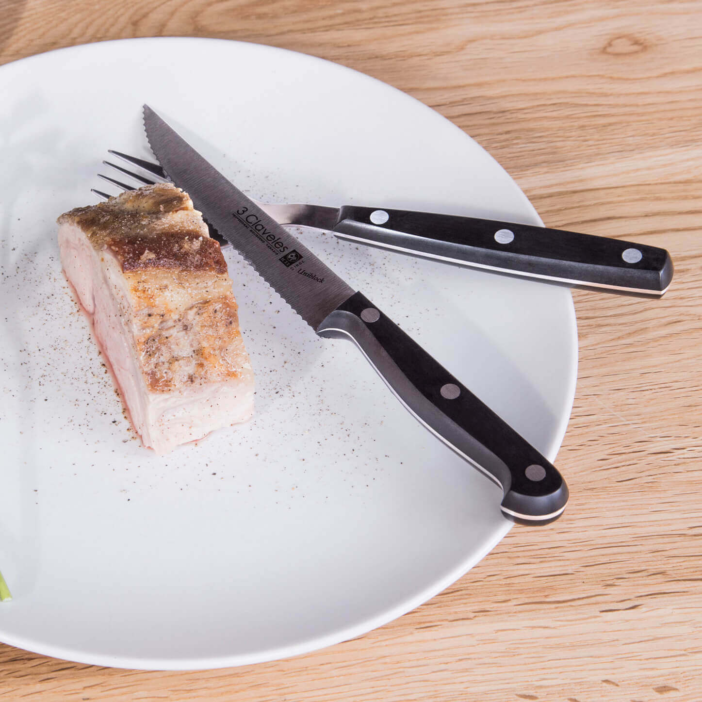 Cuchillo chuletero 12 cm uniblock con mango de pom negro filo dentado 3 Claveles