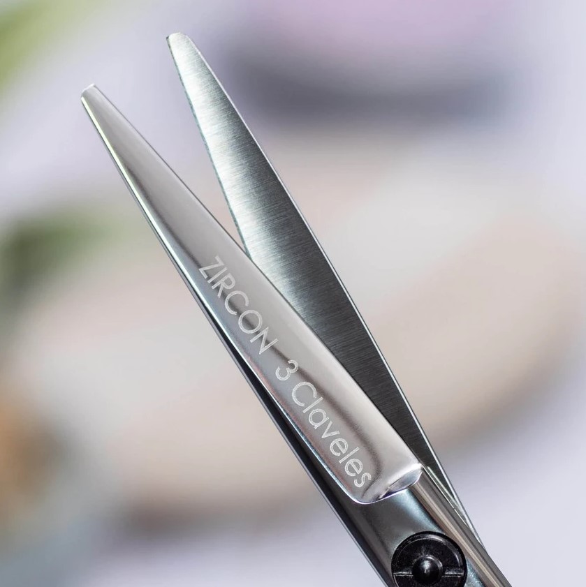 Tijera de peluqueria Zircon 5" con filo navaja 3 Claveles