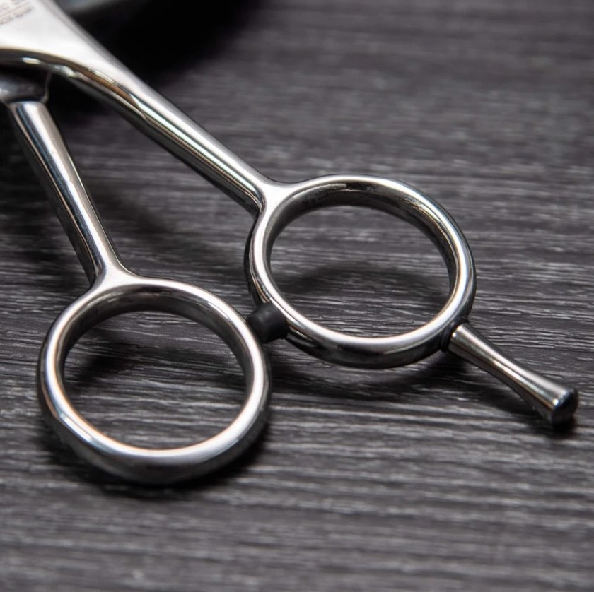 Tijera peluquero Skool 5.5" en acero inoxidable 3 Claveles