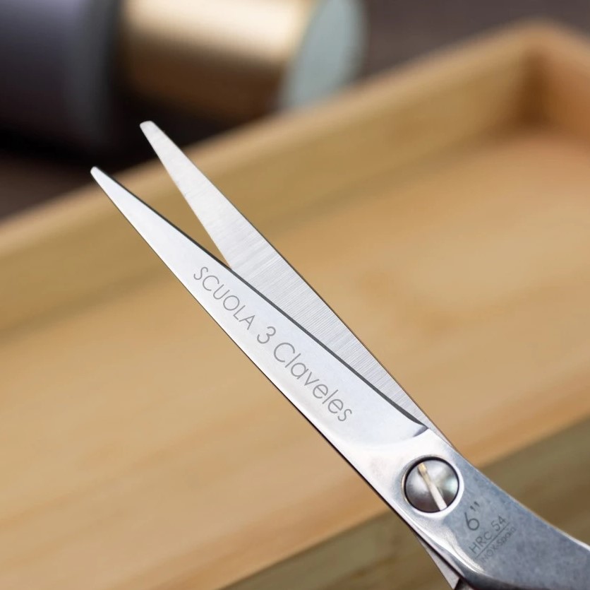 Ciseaux de coiffure Scuola 6" avec bord micro-dentelé et repose-doigts 3 Claveles