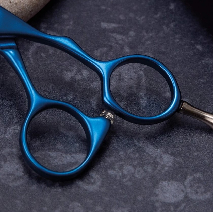 Tesoura de cabeleireiro duralumínio azul 5" com fio macio 3 Claveles