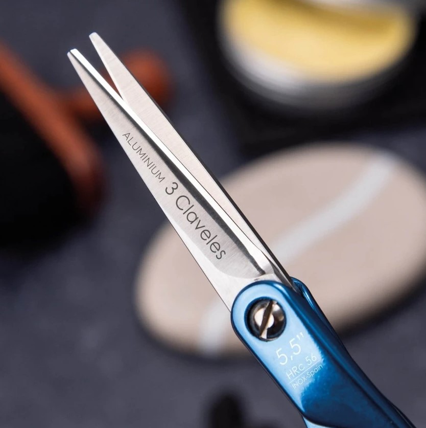 Tesoura de cabeleireiro duralumínio azul 5,5" com fio macio 3 Claveles