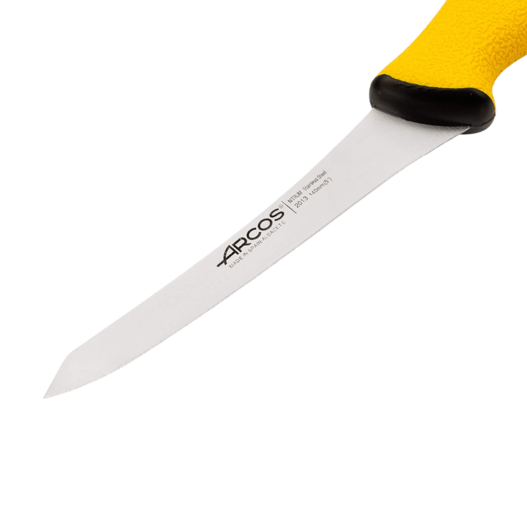 Faca de desossar Arcos Duo Pro de 140 mm, semirrígida e curva, com ponta biselada e cabo amarelo.