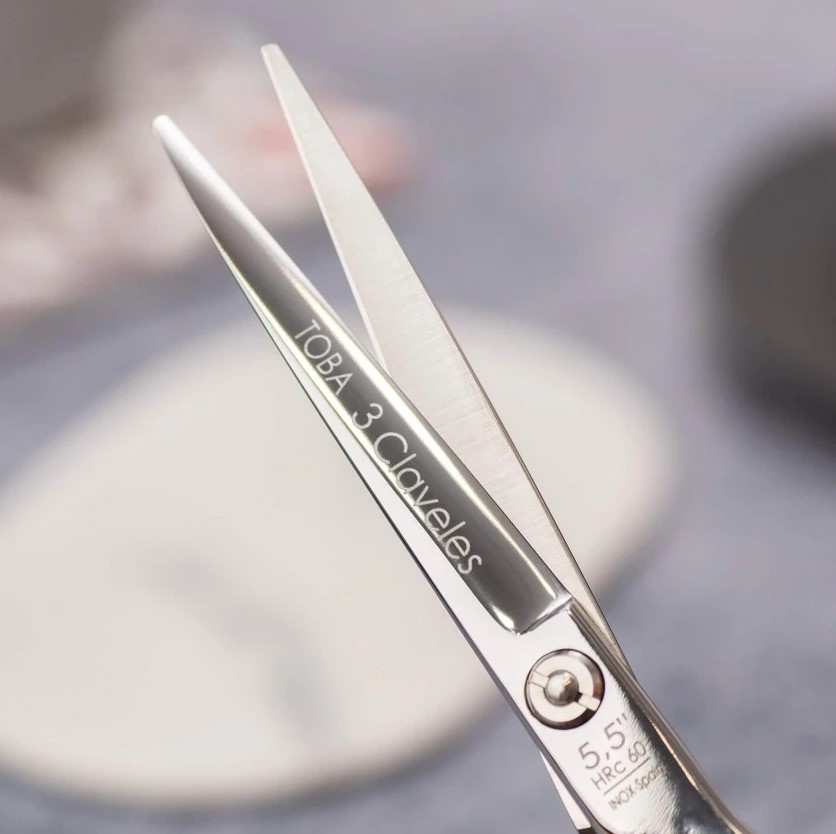 Tijera de peluqueria Toba 5.5" con filo navaja 3 Claveles