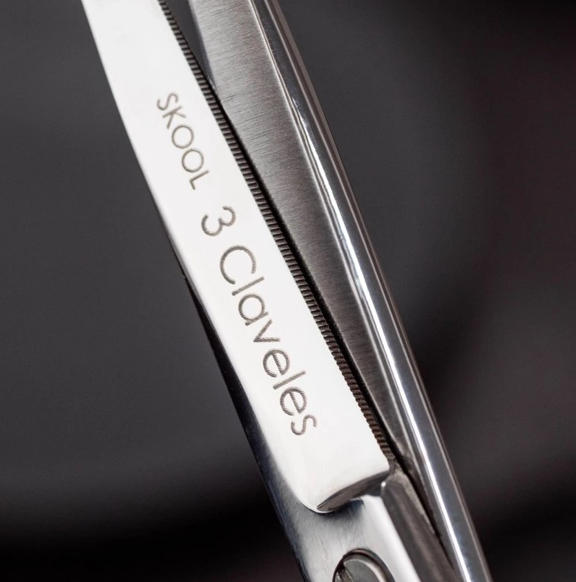 Skool 5,5-Zoll-Friseurschere mit mikroverzahnter Kante aus Edelstahl 3 Claveles
