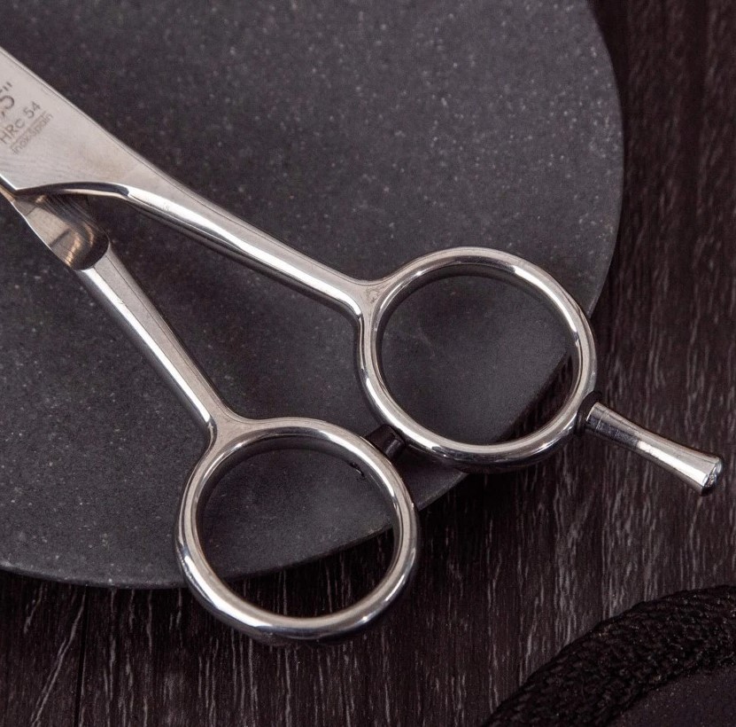 Skool 5,5-Zoll-Friseurschere mit mikroverzahnter Kante aus Edelstahl 3 Claveles