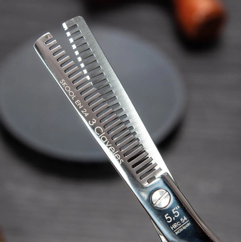Tijera peluquero Skool EN 5.5" en acero inoxidable 3 Claveles