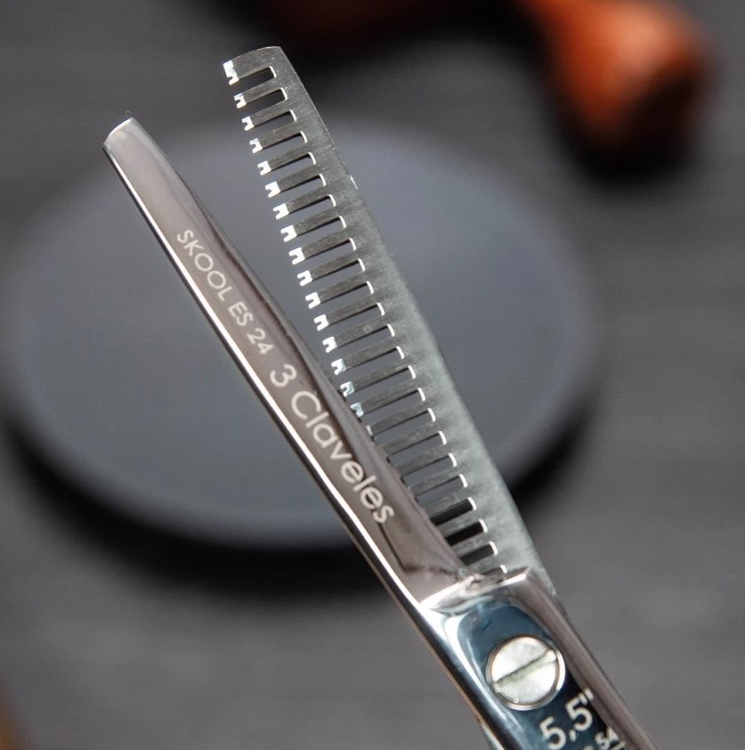 Tijera peluquero Skool ES 5.5" en acero inoxidable 3 Claveles